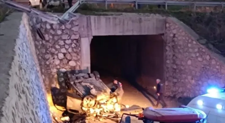 - Tekirdağ'ın Malkara ilçesinde otomobille cipin çarpışması sonucu 7 kişi yaralandı.