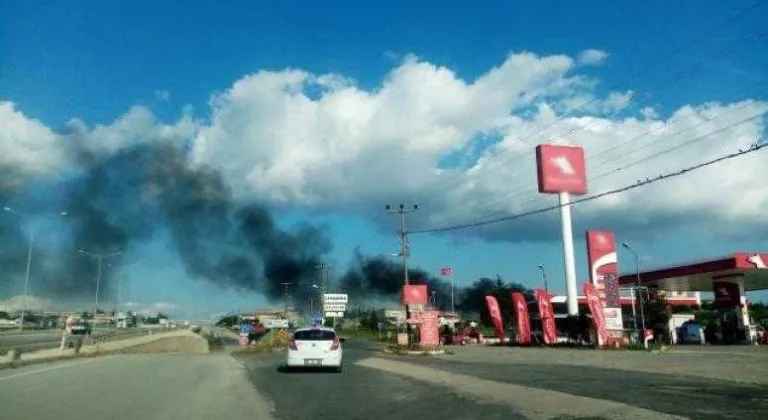 AKARYAKIT İSTASYONU YAKINLARINDAKİ YANGIN KORKUTTU