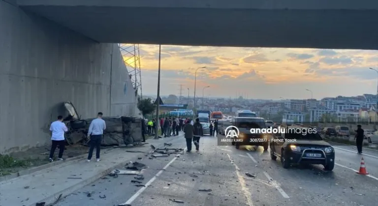 Arnavutköy’de karşı şeride geçip 2 araca çarpan otomobil sürücüsü yaralandı