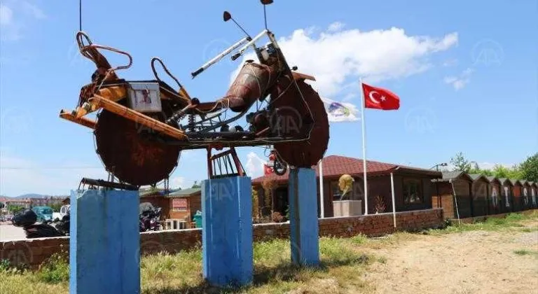 Atık metallerden yapılan 10 metrelik motosiklet heykeli ilgi çekiyor