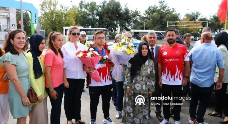 Avrupa şampiyonu down sendromlu milli atlet Emirhan Akçakoca, Tekirdağ'da coşkuyla karşılandı