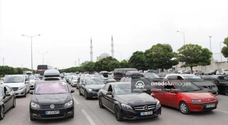 Baba ocağından ayrılan gurbetçilerin hüzünlü dönüş yolculuğu sürüyor