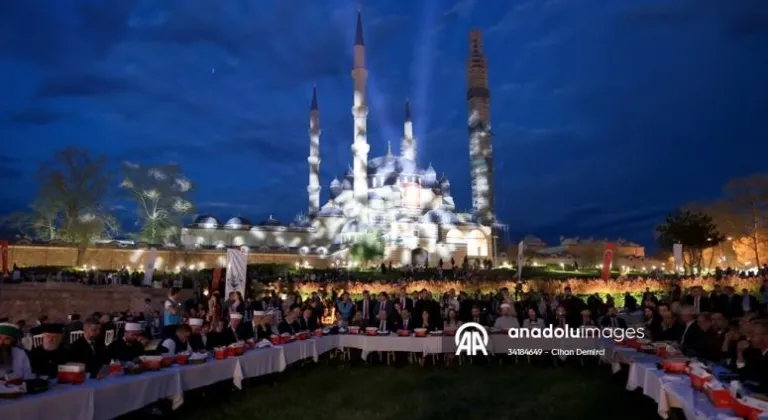 Balkanlar'ı buluşturan Selimiye Meydanı'ndaki iftara 5 bin kişi katıldı