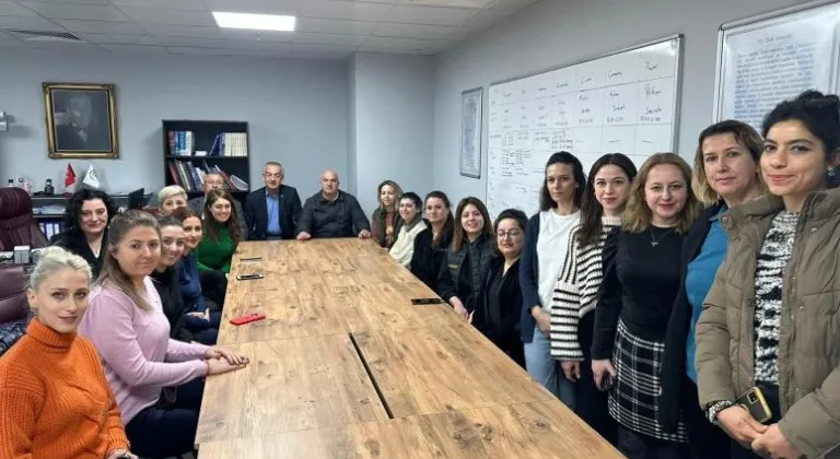 Başkan Erkiş ’ten Dünya Emekçi Kadınlar Günü kutlaması Saray Belediye Başkanı Özgen Erkiş, 8 Mart Dünya Emekçi Kadınlar Günü dolayısıyla emekçi kadın personellerine karanfil hediye edip, günlerini kutladı.