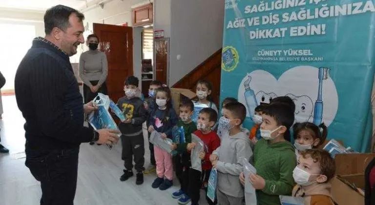 Başkan Yüksel minik öğrencilere diş bakım seti hediye etti