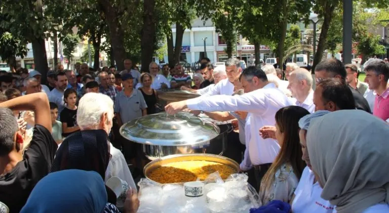 BELEDİYE VATANDAŞLARA AŞURE İKRAMINDA BULUNDU