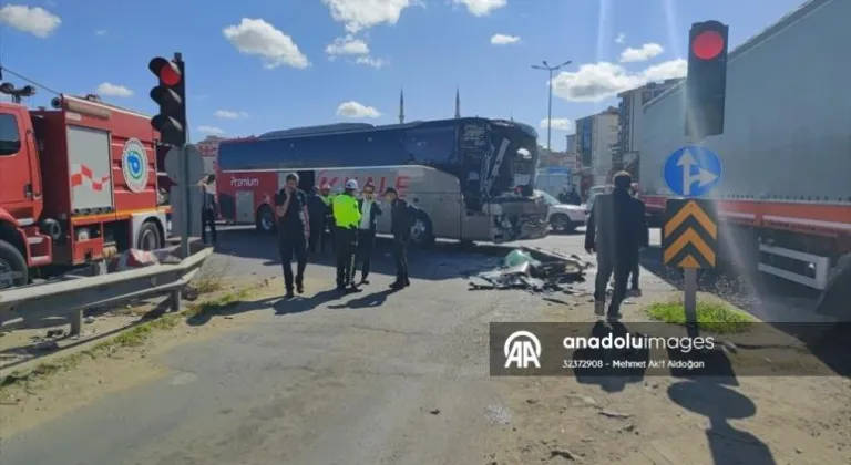 Çerkezköy'de otobüsle tırın çarpıştığı kazada 6 kişi yaralandı