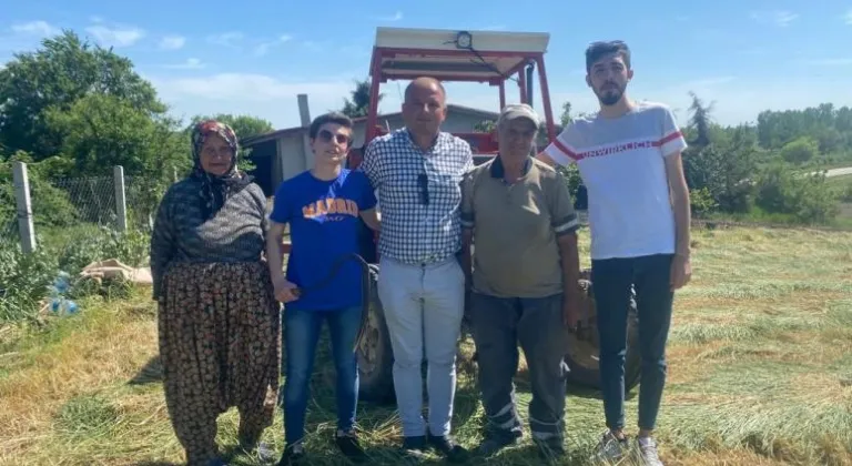 CHP’li Gençler, tarlada çiftçilerin gününü kutladı 