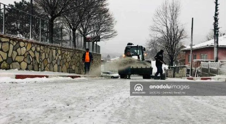 Demirköy'de yollarda kar küreme çalışması yapılıyor