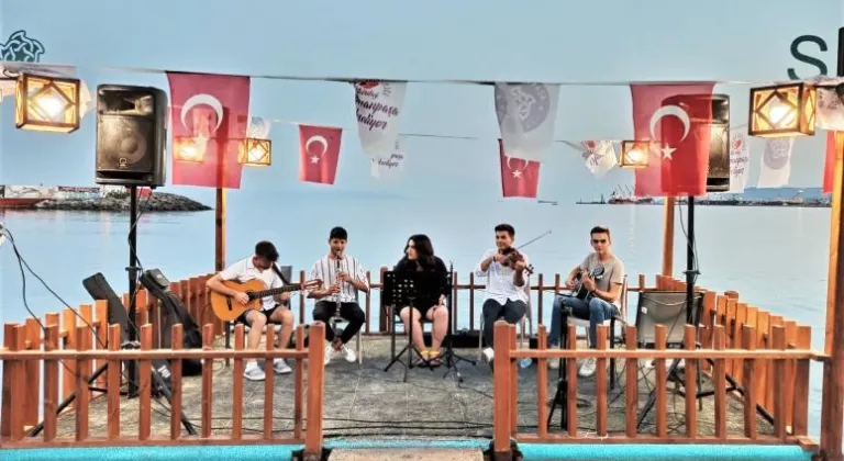 Deniz kenarında canlı müzik eşliğinde çay keyfi Vagon Kafe ile mümkün