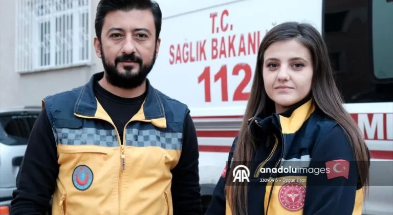 Depremzede sağlık çalışanı çift aynı ambulansta birbirlerine güç veriyor