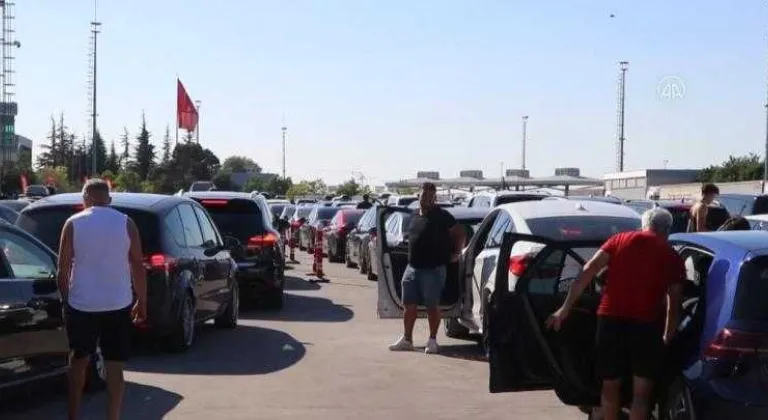 Dönüş yoğunluğu yaşanan Kapıkule'de gurbetçilere 