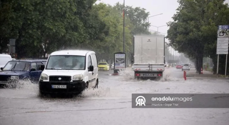 Edirne ve Kırklareli'nde sağanak etkili oluyor