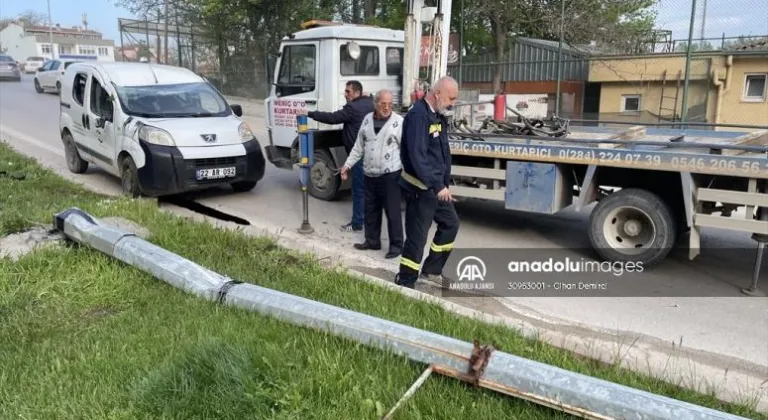 Edirne'de hafif ticari aracın devrilmesi sonucu 2 kişi yaralandı