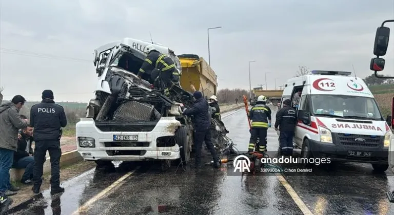 Edirne'de hafriyat kamyonlarının çarpıştığı kazada 1 kişi öldü