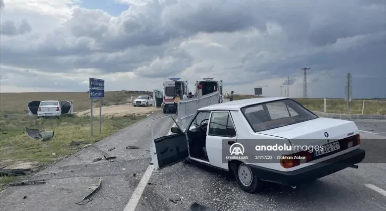 Edirne'de iki otomobilin çarpıştığı kazada 3 kişi yaralandı