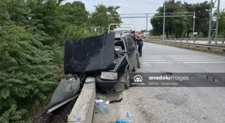 Edirne'de köprü korkuluklarına çarpan otomobilin sürücüsü yaralandı