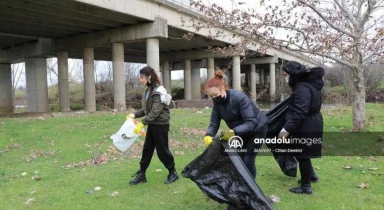 Edirne'de öğrenci ve akademisyenler Tunca Nehri çevresindeki çöpleri topladı