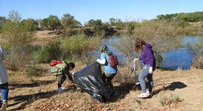 Edirne'de öğrenciler kamp alanındaki çöpleri topladı