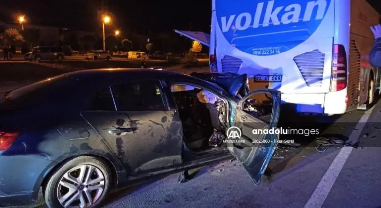 Edirne'de otobüse çarpan otomobildeki 2 kişi yaşamını yitirdi