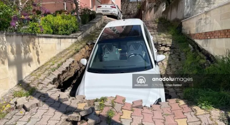 Edirne'de otomobil seyir halindeyken çöken yolda oluşan çukura düştü