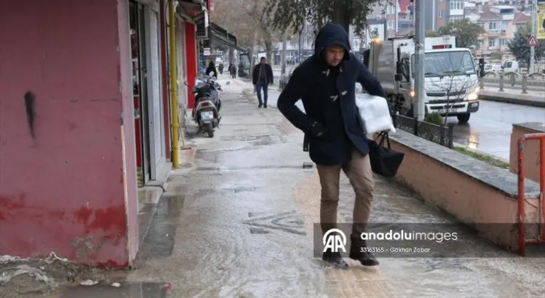 Edirne'de patlayan borudan çıkan su sokaklara taştı