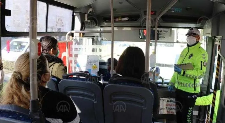 Edirne'de polisten maske kullanan sürücü ve yolculara teşekkür