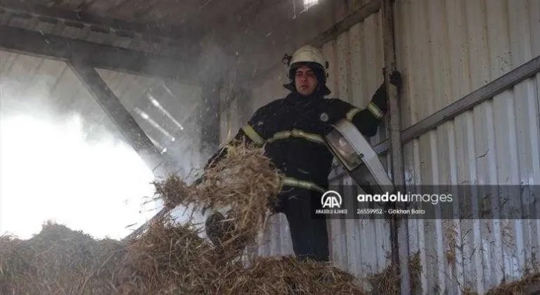 Edirne'de samanlıkta çıkan yangın nedeniyle ahırdaki hayvanlar tahliye edildi