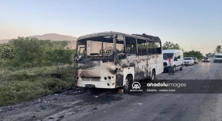 Edirne'de seyir halindeki servis minibüsü yandı