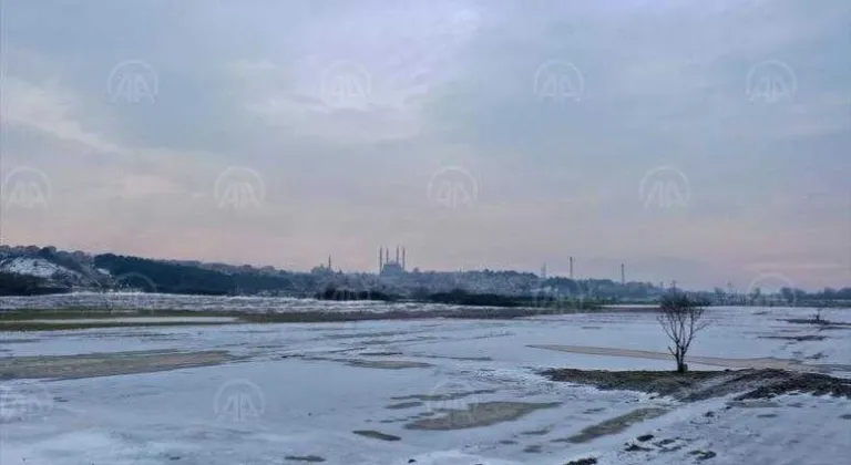 Edirne'de soğuk hava nedeniyle nehir kenarındaki tarlalar buz tuttu