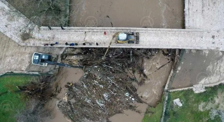 Edirne'de taşkınla sürüklenen kütüklerin tıkadığı tarihi köprünün gözleri temizlendi