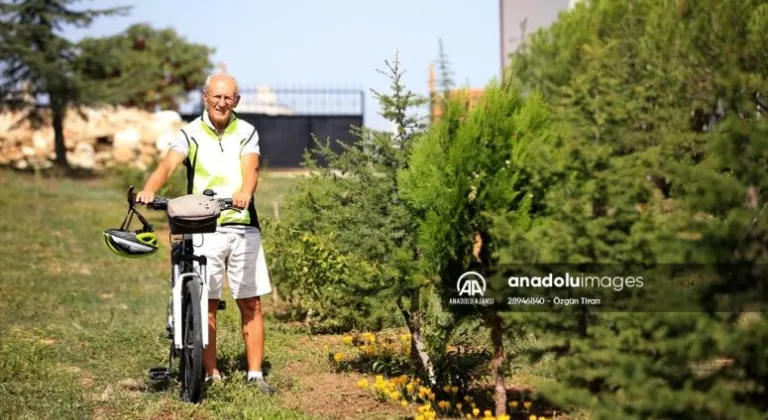 Emekli öğretmen bisikletiyle günlük 40 kilometre yol katediyor