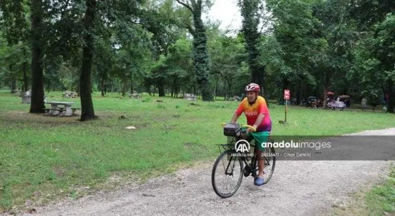 Eski milli sporcu Kovid-19'la mücadele eden sağlık çalışanlarına moral vermek için pedal çeviriyor