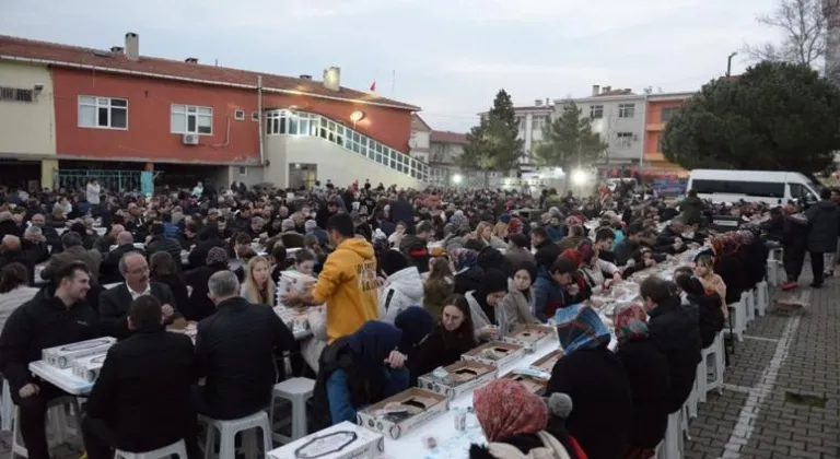 Gönül Sofraları her gece başka bir mahallede kuruluyor