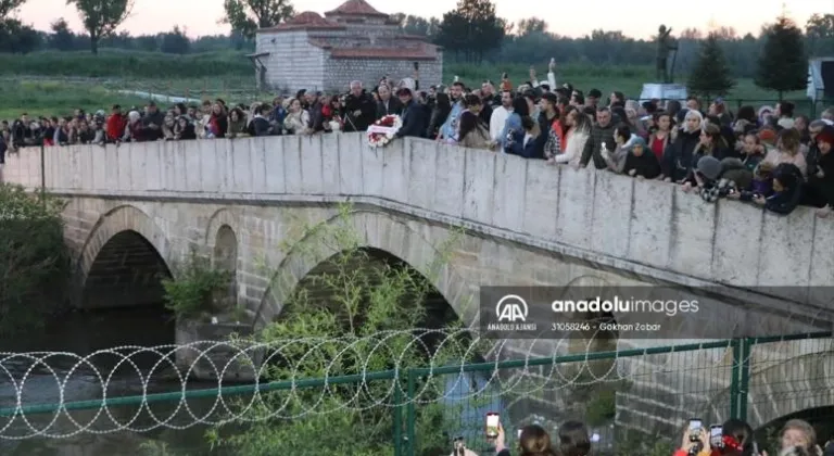  Gün aydınlanırken dileklerin yazılı olduğu kağıtlar Tunca Nehri'ne bırakıldı