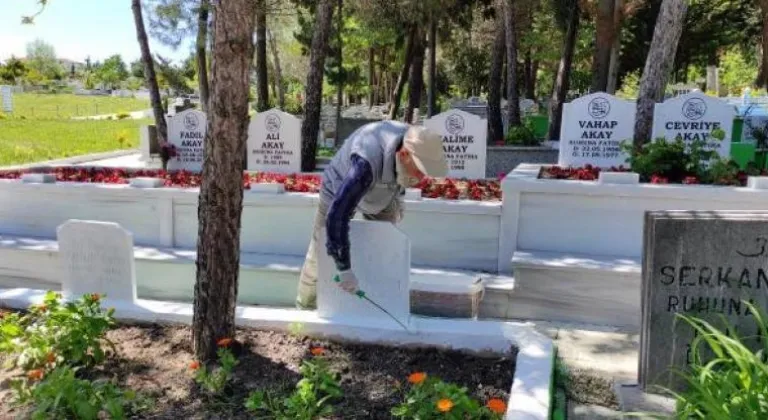 HER GÜN SAHİPSİZ MEZARLARIN BAKIMINI YAPIYOR