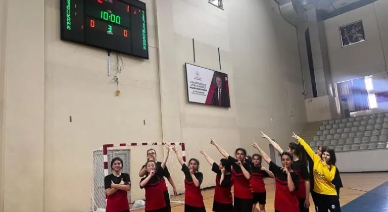 İhsan Uzun Ortaokulu Yıldız Kız Futsal Takımı Türkiye Şampiyonluğuna koşuyor