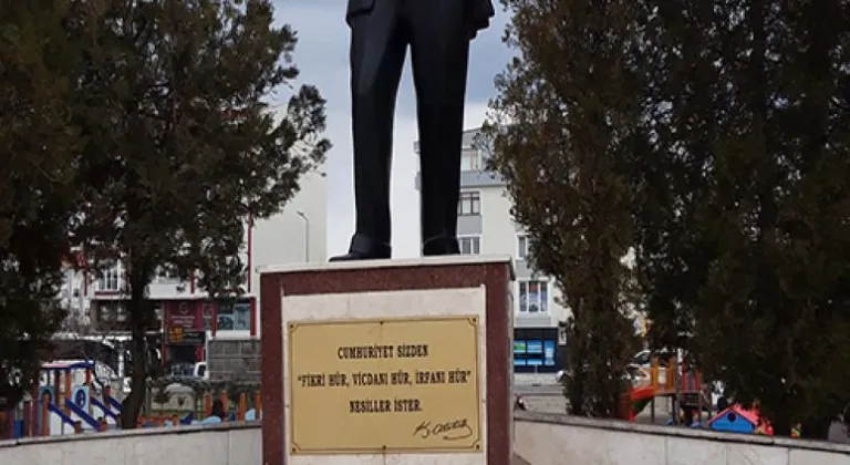 İLÇEDEKİ TÜM ATATÜRK BÜSTLERİNİN BAKIM VE ONARIMI YAPILDI 