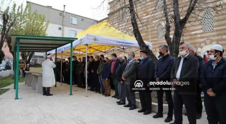 İstanbul'da balkondan düşerek yaşamını yitiren doktorun cenazesi Tekirdağ'da toprağa verildi