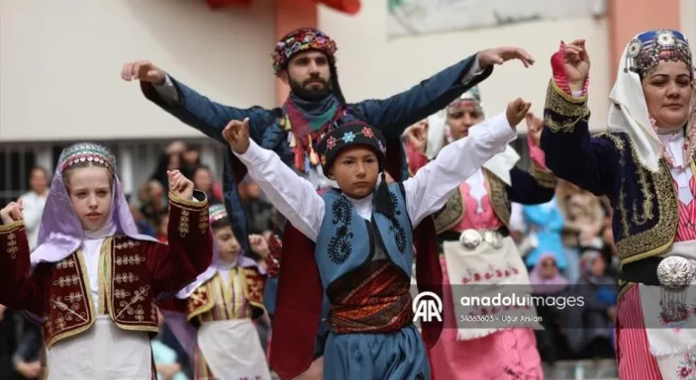 Kapaklı ilçesinde bir ilkokulun öğrenci ve velilerinden oluşan halk oyunları ekibi zeybek oynadı.