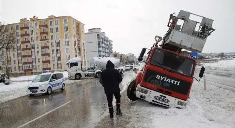 Kapaklı'da ihbara giden itfaiye aracı kaza yaptı