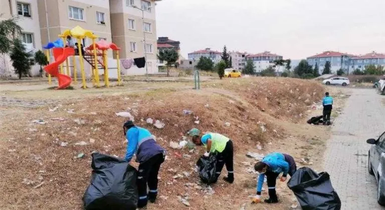 KARADENİZ MAHALLESİ TOKİ BÖLGESİNDE ÇEVREYE SAÇILAN ÇÖPLER TEMİZLENDİ