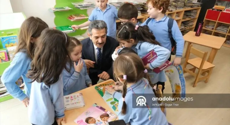 Kırklareli Valisi Birol Ekici öğrencilerle kütüphanede kitap okudu