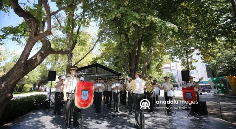 KIRKLARELİ - Zafer Bayramı kutlamaları kapsamında askeri bando konser verdi