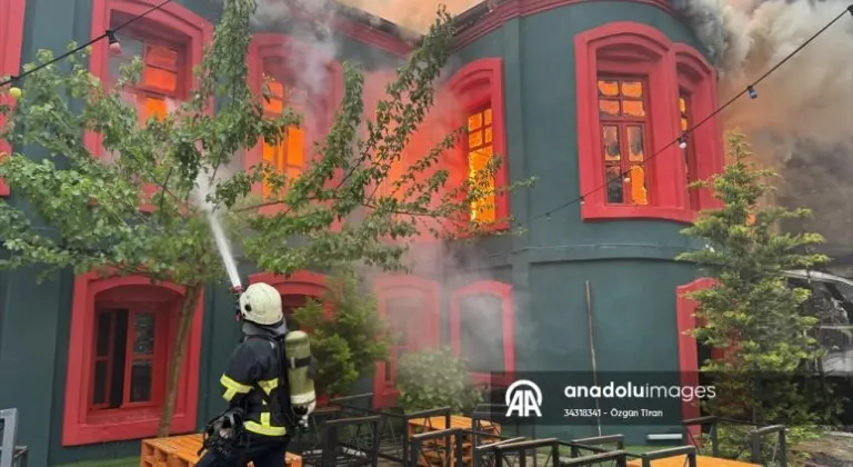 Kırklareli'nde 2 katlı tarihi binada çıkan yangına müdahale ediliyor