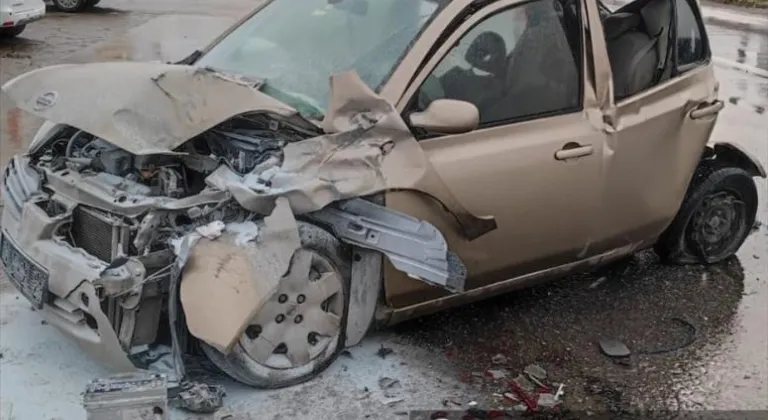 Kırklareli'nde 3 aracın karıştığı trafik kazasında 2 kişi yaralandı