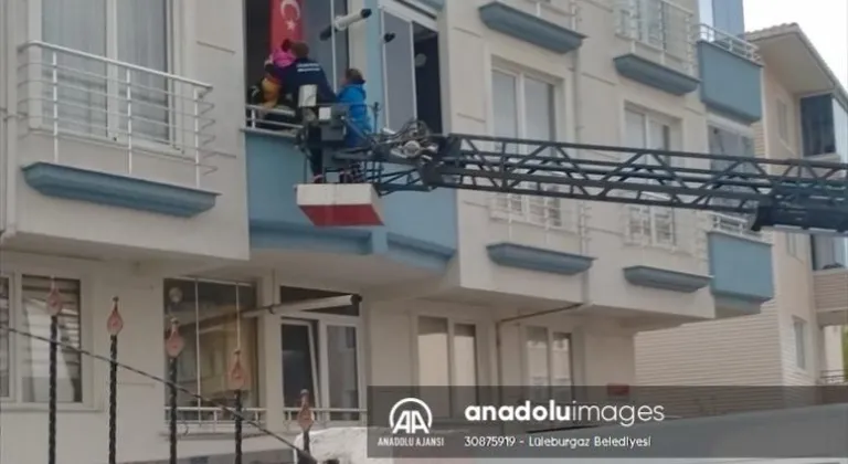 Kırklareli'nde bir apartmanda çıkan yangında mahsur kalan 15 kişiyi itfaiye kurtardı