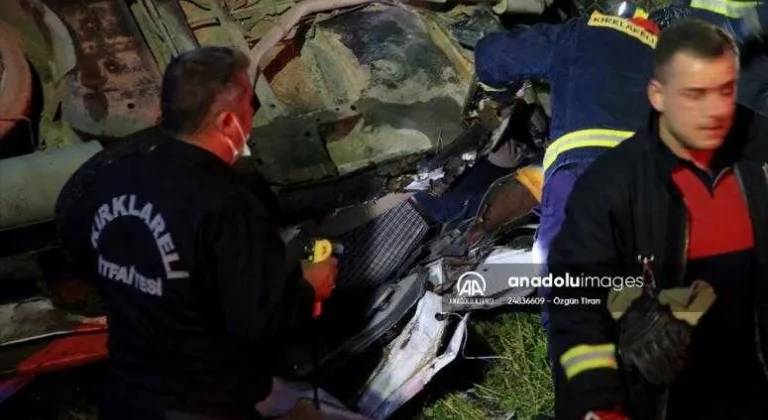 Kırklareli'nde elektrik direğine çarpan otomobilde sıkışan sürücü itfaiye ekiplerince çıkarıldı