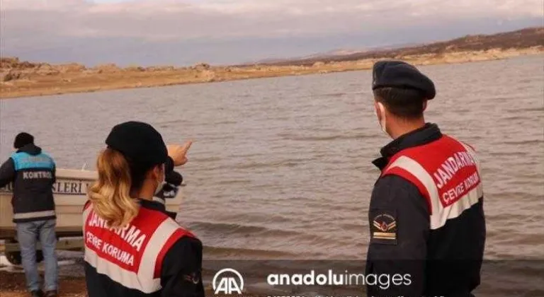 Kırklareli'nde kaçak avcıların baraj gölüne serdiği ağlar drone ile tespit edildi