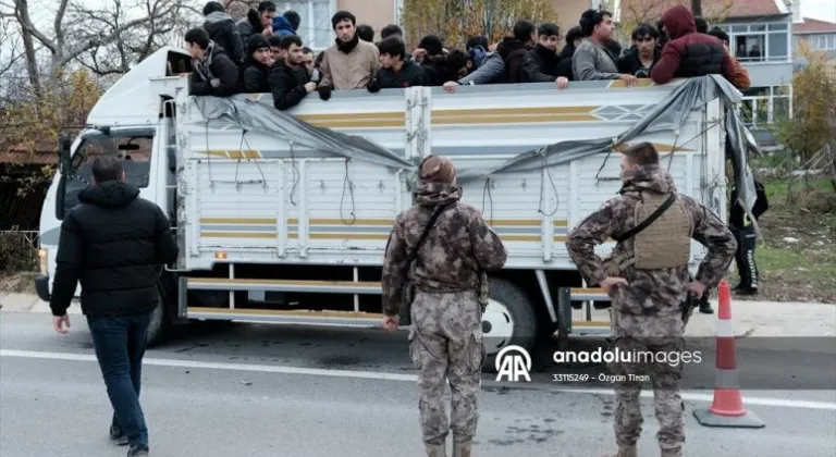 Kırklareli'nde kasasında 62 düzensiz göçmen taşıyan firari kamyon şoförü yakalandı